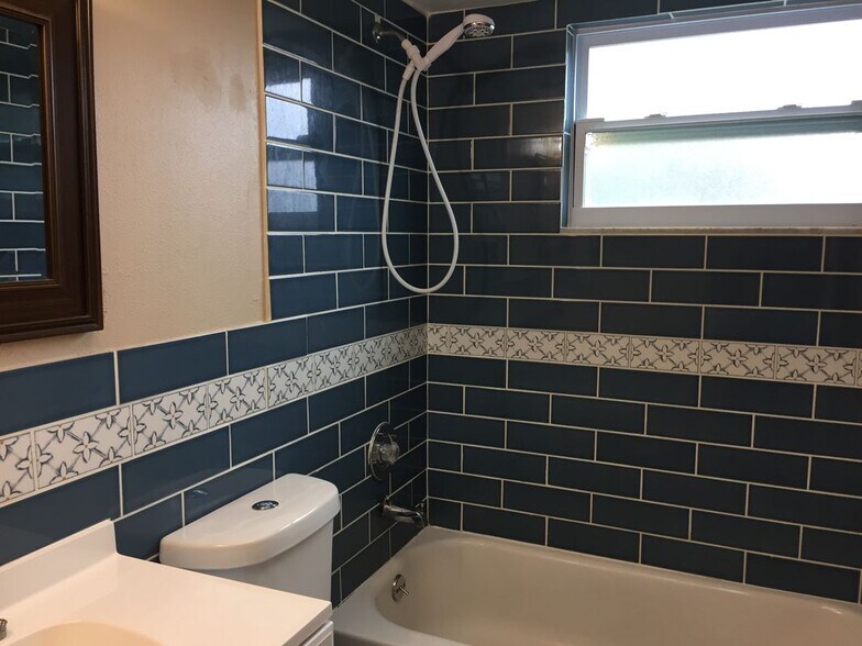 Building Photo - 3175 Phoenix Ave