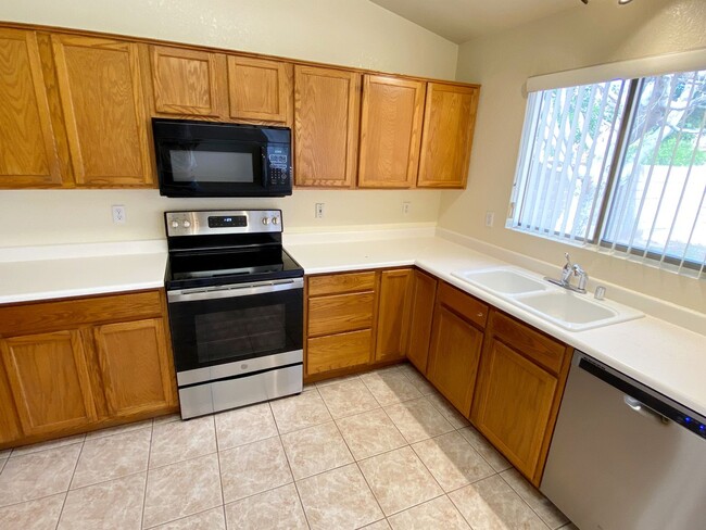 Building Photo - Corner Lot Property 3 bedroom 2 Bath