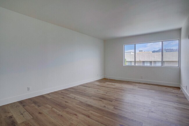 Building Photo - 435 N Oakhurst Dr