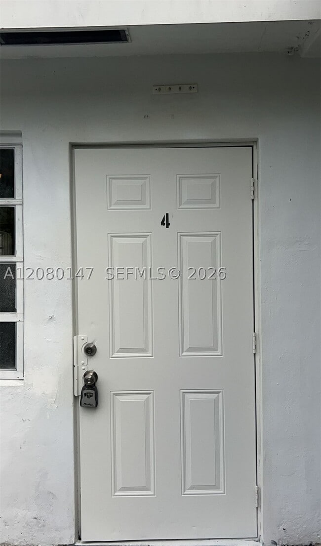 Building Photo - 526 SW 64th Ct