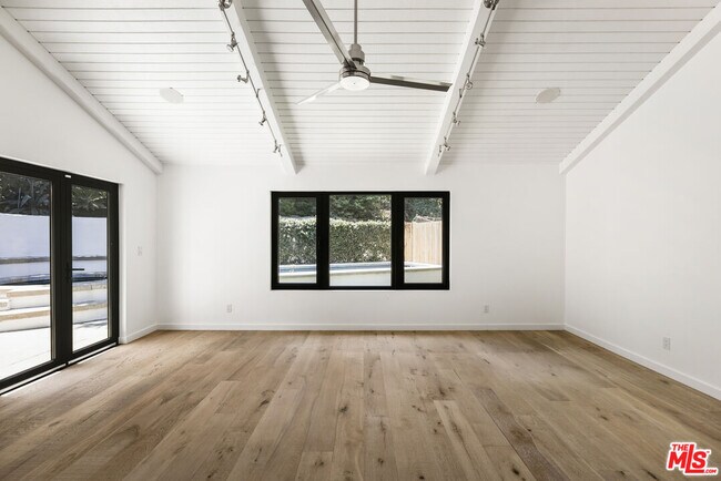 Building Photo - 2425 Rinconia Dr