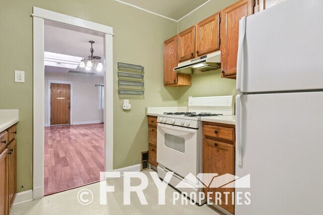 Building Photo - Cozy 1/2 Duplex in Congress Park