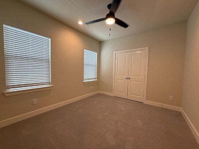 Building Photo - "Charming 3-Bed Oasis with 2.5 Baths in Prime Houston Locale – Discover Your New Home on Haring Ln!"