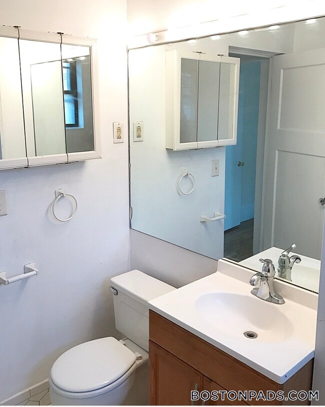 Building Photo - 448 Park Dr