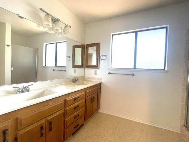 Building Photo - 3/2 plus a large bonus room-Home on golf c...