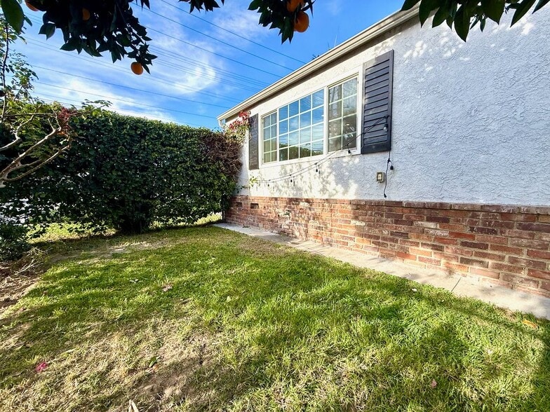 Building Photo - 1004 S Bruce Ln