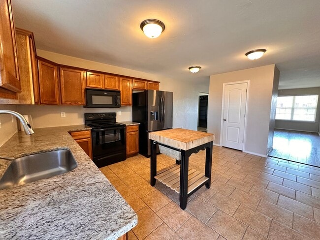 Building Photo - Newer 3 Bedroom off I-240- Move in Deposit-Free! (If Qualified)