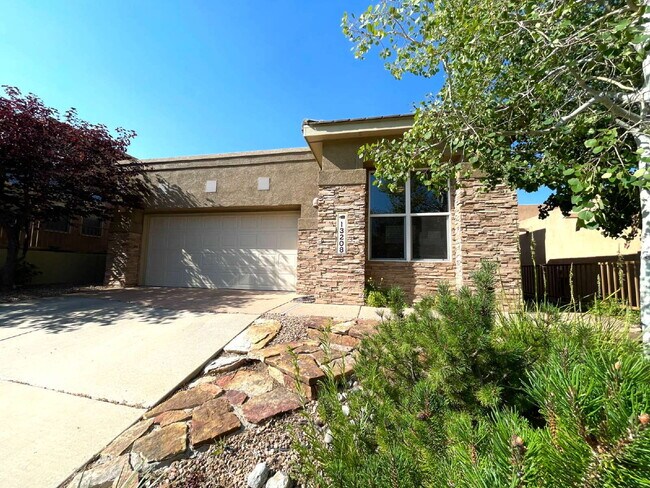 Building Photo - High Desert Beauty! Community Pool!