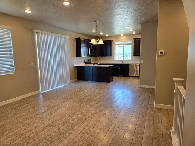Building Photo - 2422 N Penstemon Wy