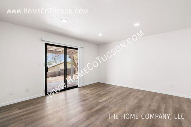 Building Photo - 7441 N Gilbert Pl