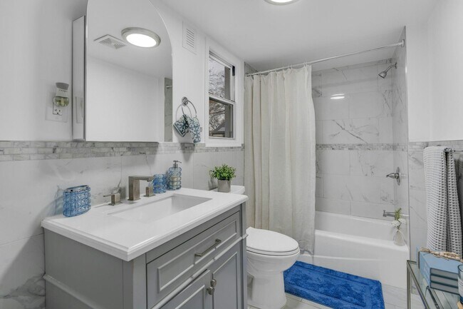 Building Photo - 196 2nd St