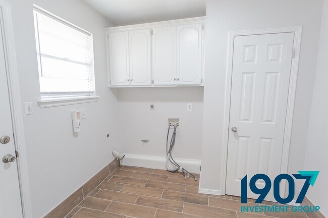 Building Photo - 1524 Oakcliff Rd