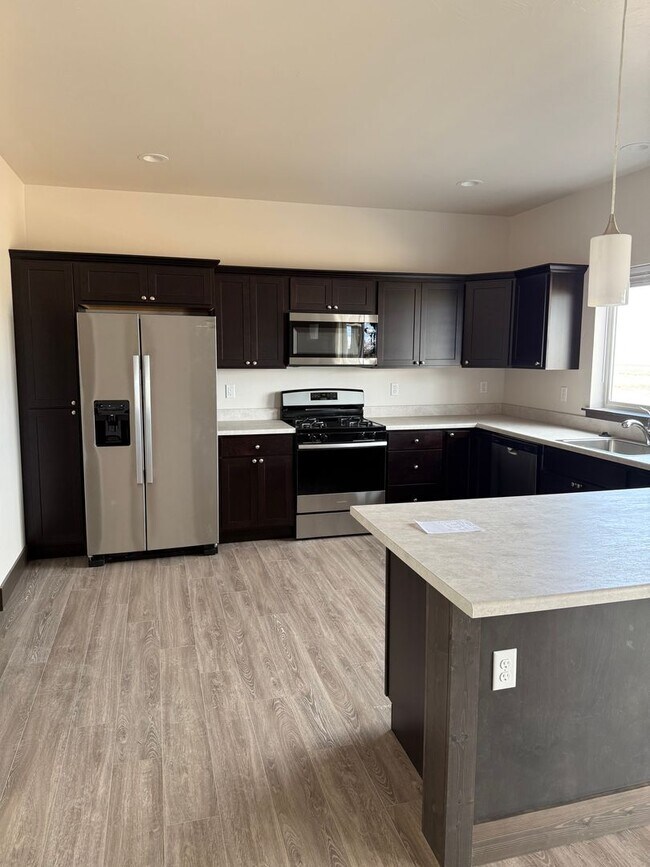 Building Photo - 3 Bed 2.5 Bath with double attached garage in Belgrade