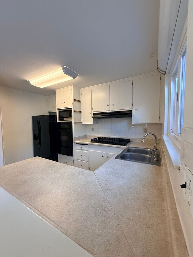 Building Photo - Spacious 3 bedroom 2 bath townhome with 2 car garage in Costa Mesa.