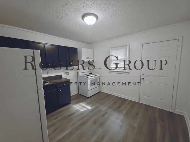 Building Photo - #450 - 102-104 Carter St Duplex