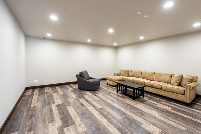 Building Photo - Modern Townhome in Black Rock Ridge