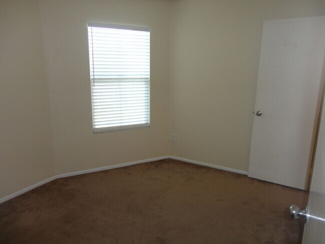 Building Photo - KIA1V