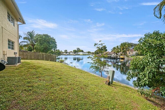 Building Photo - 461 Sunshine Dr