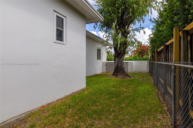 Building Photo - 5920 SW 46th St