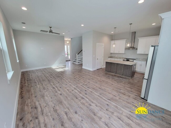 Building Photo - Stunning 3 Bedroom Home in SRB!