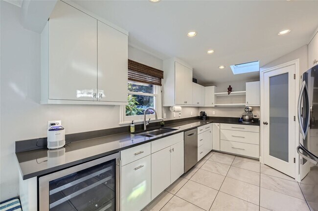 Building Photo - Introducing a spacious 4 bedroom, 2.5 bathroom house located in Bryan Heights!