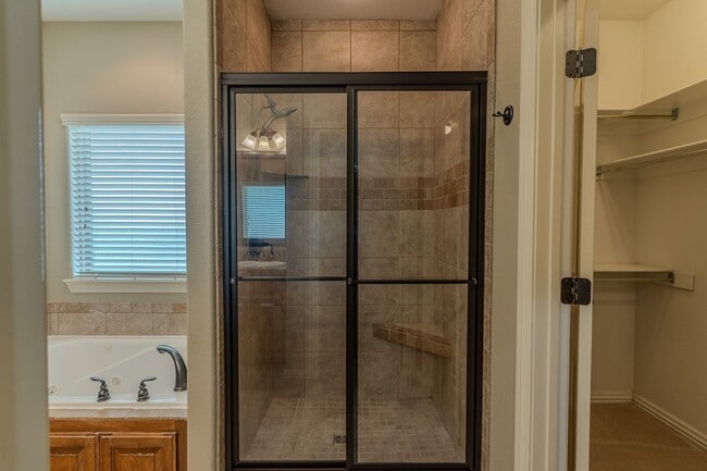 Building Photo - 4 BR Farmington Home!