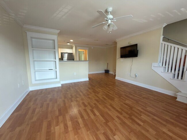 Building Photo - NOW AVAILABLE!  3 bedroom/3 bath condo for RENT!  $2400 per month - Free Shuttle to UTK campus!