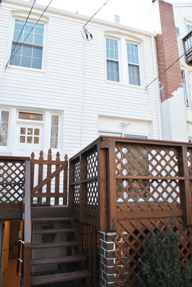 Building Photo - Georgetown near GT Medstar Hospital, Chic Rowhouse 5br/3Ba w/Yard, Deck. 2 Car Parking