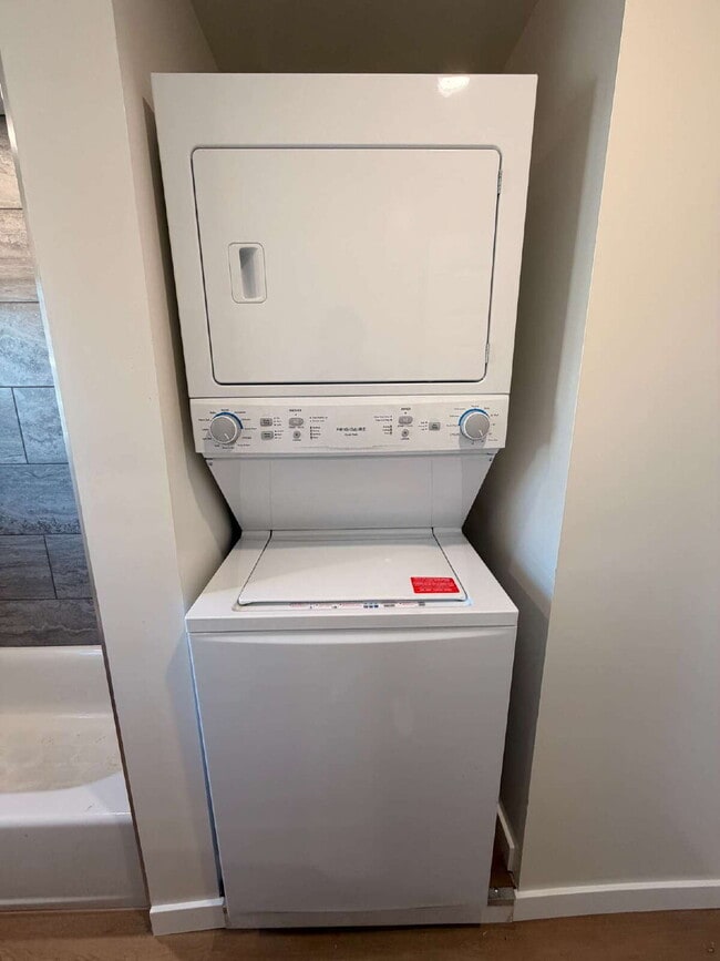 Building Photo - Fully Remodeled 1 Bed + 1 Bath Upstairs Unit + In-Unit Laundry + AC