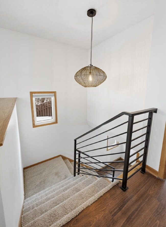 Building Photo - Nicely remodeled side by side duplex 3-Bed Home with Gleaming Hardwood Floors & New carpet in Hop...