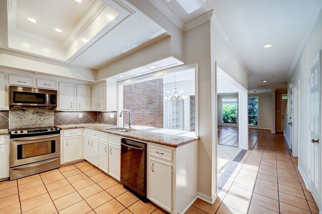 Building Photo - Large Townhome in River Oaks