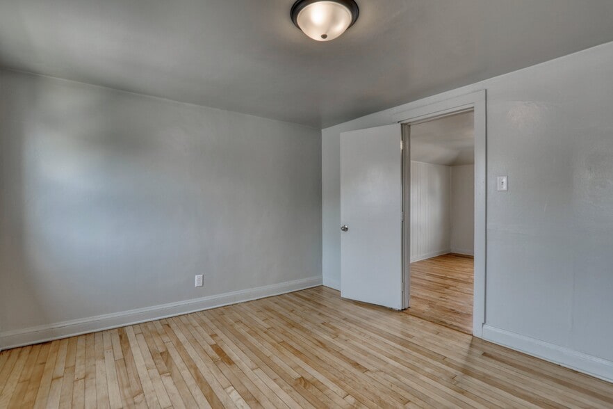 Building Photo - 2213 S 74th St