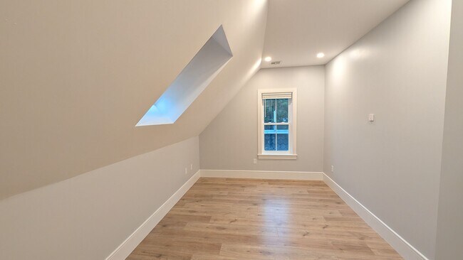 Building Photo - 122 Kenrick St