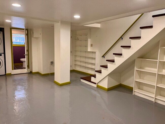 Building Photo - 423 N Van Buren St