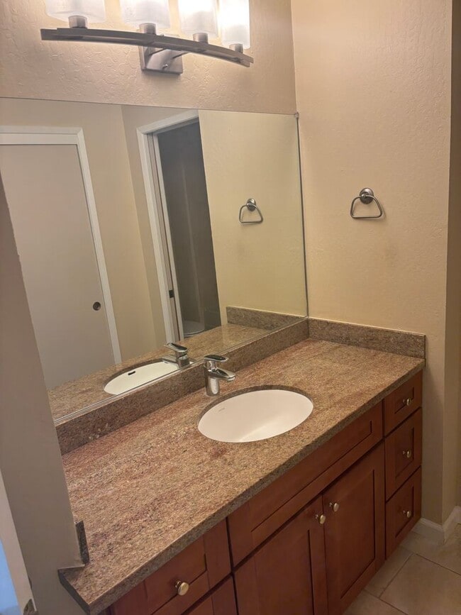 Building Photo - Two Bedroom Two Bath, plus Office Townhouse in Aptos