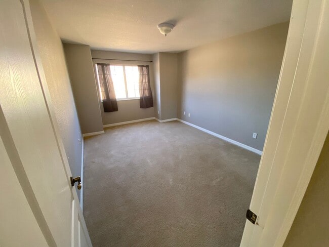 Building Photo - Lovely Carriage Home in Deland