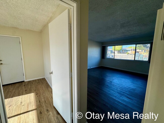 Building Photo - Charming 2-Bedroom Home with Expansive Out...