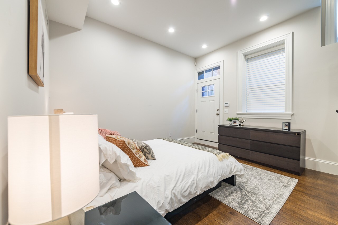 Building Photo - 2044 Beacon St