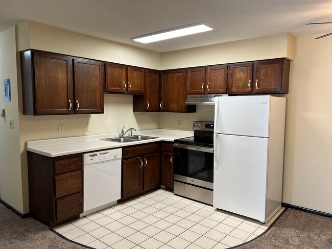 Building Photo - Tudor 3205