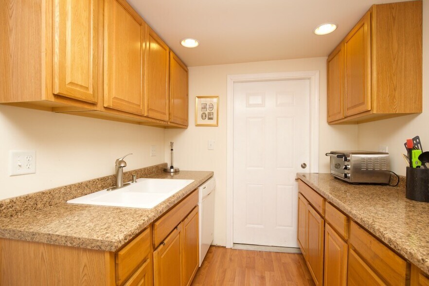 Building Photo - 919 W Newport Ave