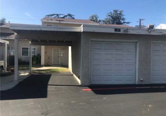 Building Photo - 1387 N Elderberry Ave