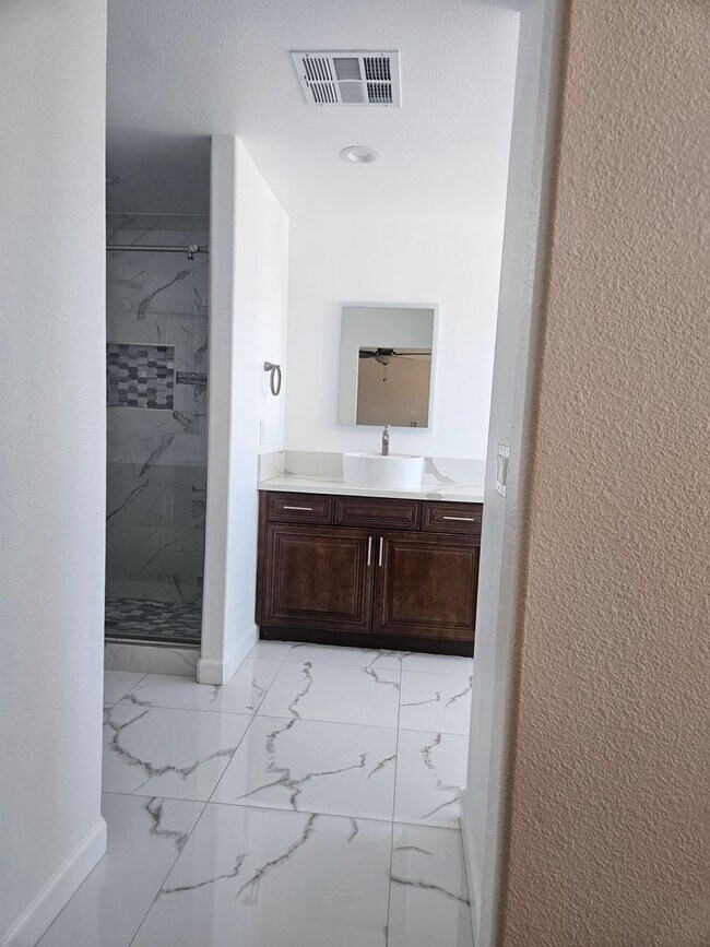 Building Photo - STUNNING CUSTOM APPLE VALLEY HOME