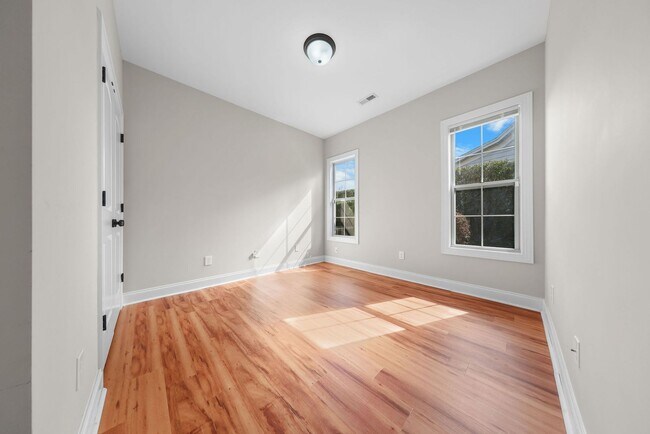 Building Photo - ~ COMPASS POINTE ~