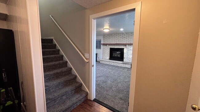 Building Photo - 1238 Newport Ln