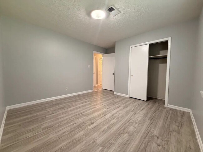 Building Photo - 4882 Valley Dale Ct SW