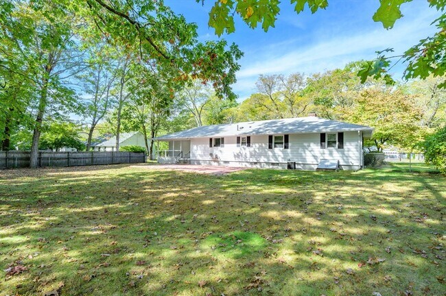 Building Photo - 557 Maple Rd