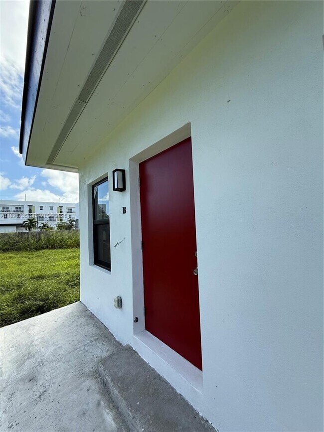 Building Photo - 512 NW 2nd Ave