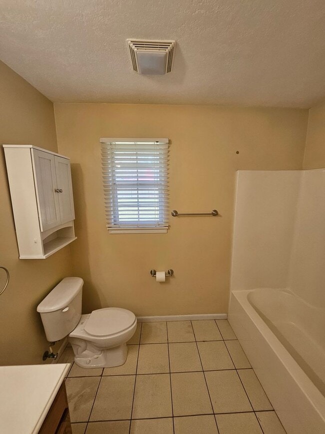 Building Photo - 2018 Hickory Dr