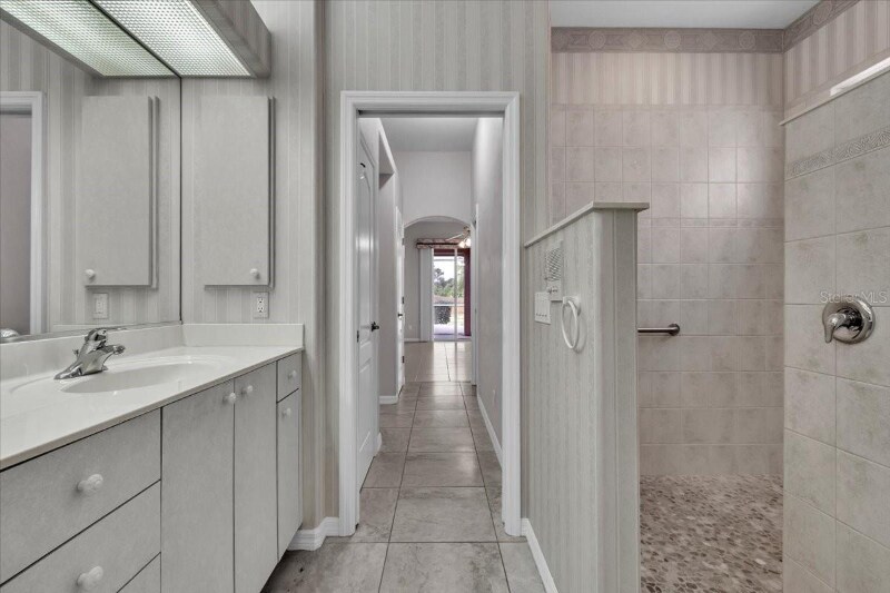 Building Photo - 3013 Royal Palm Dr