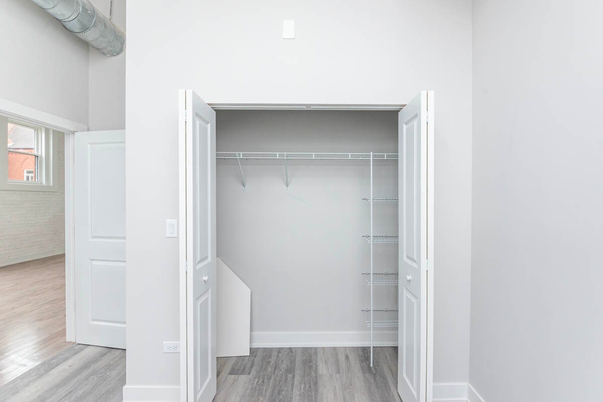 Building Photo - 2000 W 22nd Pl